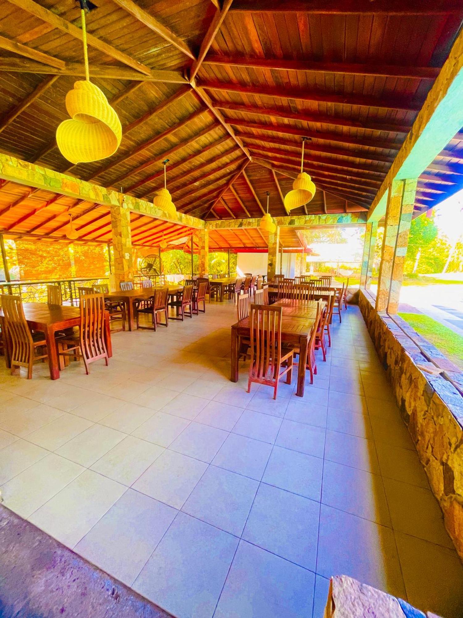 River View Banquet & Resort ワドゥワ エクステリア 写真