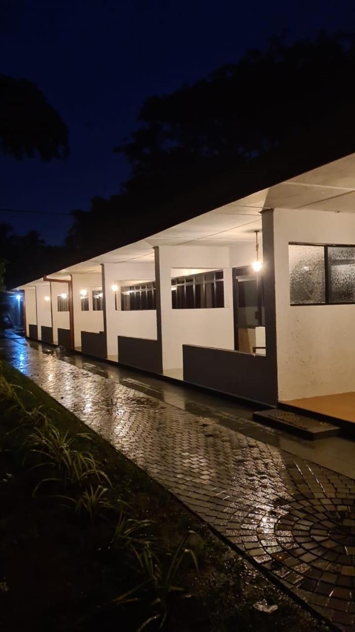 River View Banquet & Resort ワドゥワ エクステリア 写真
