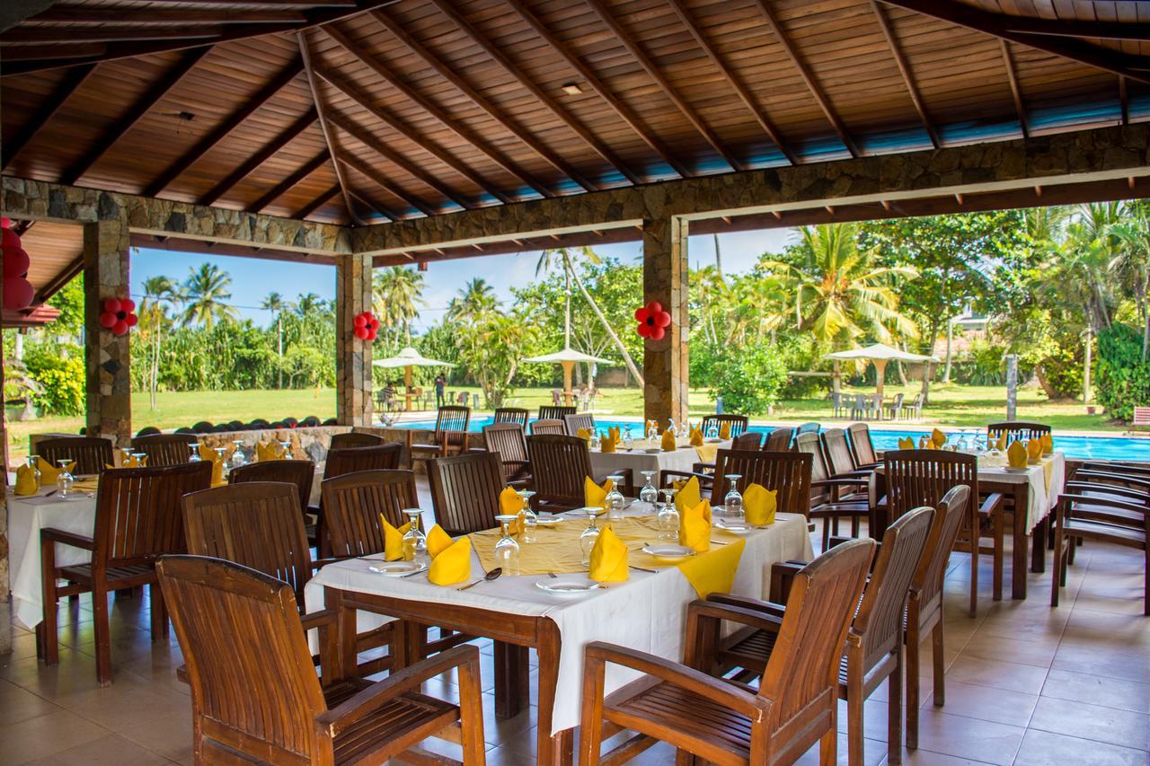 River View Banquet & Resort ワドゥワ エクステリア 写真